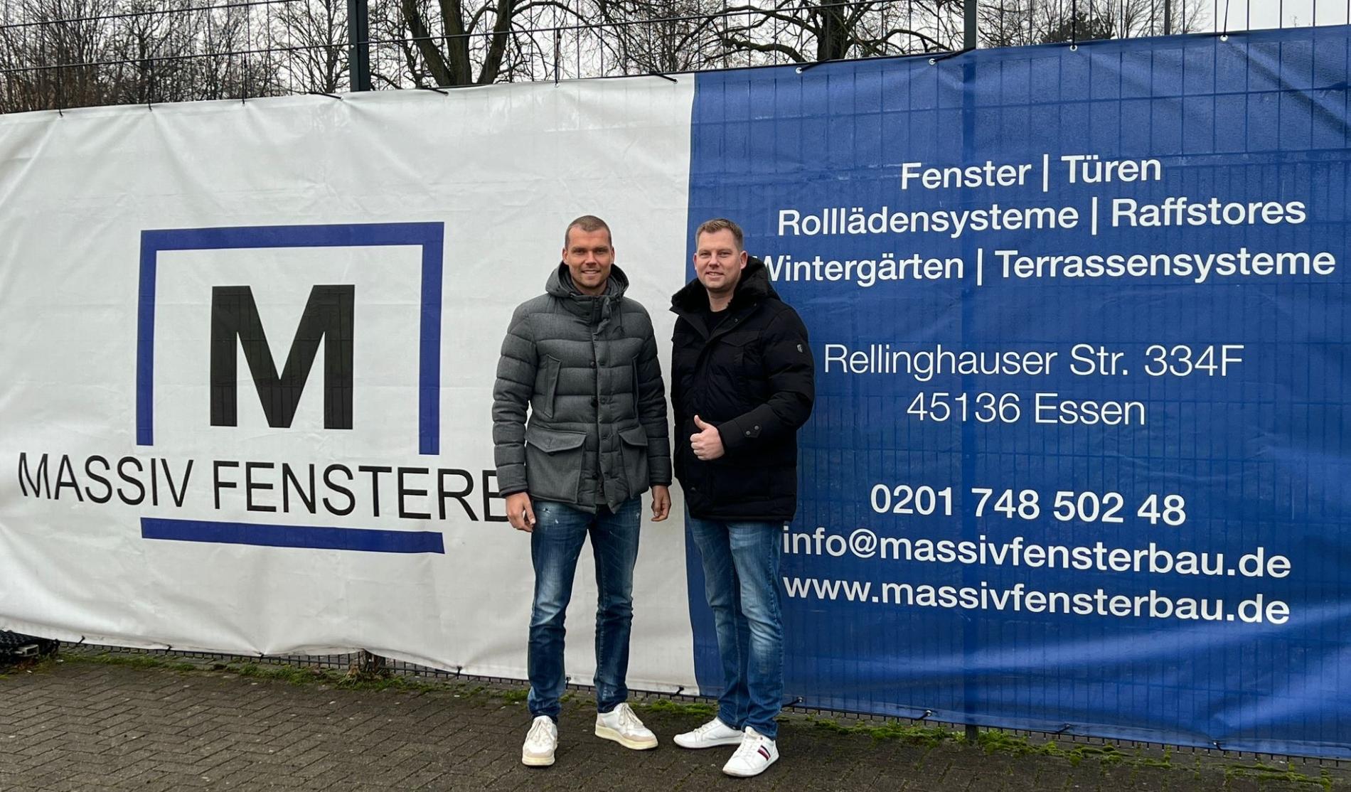 laechelnde chefs von massiv fensterbau vor firmenbanner